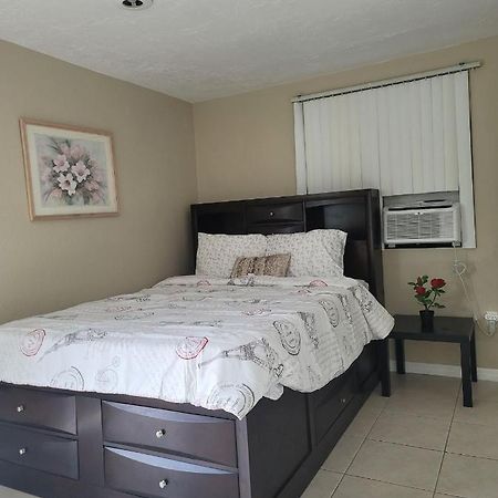 סרסוטה Entire Guesthouse 5 Mins To Siesta Key & Downtown מראה חיצוני תמונה